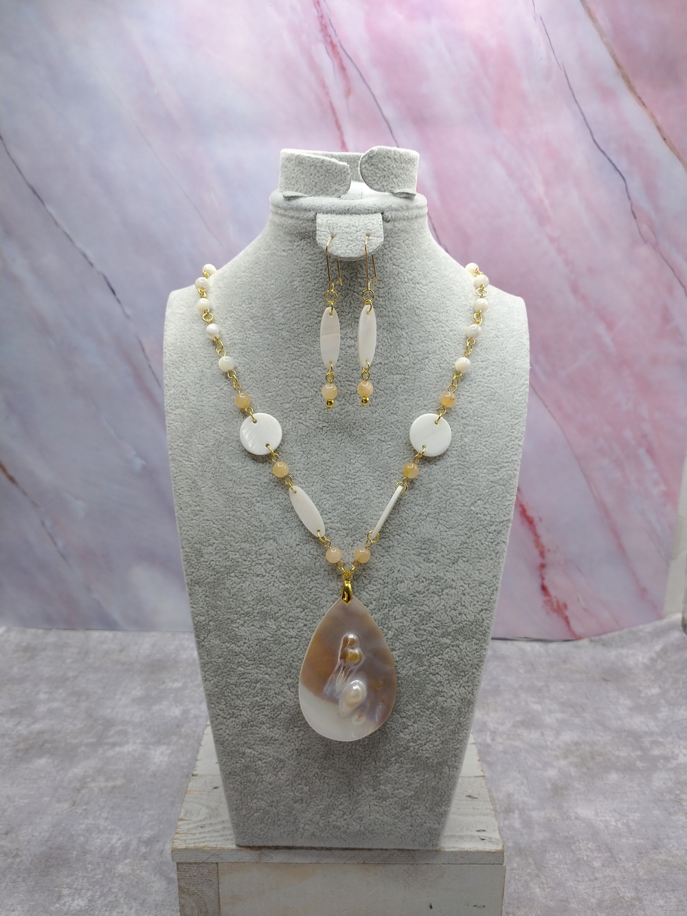 New Hand Crafted Mother of Pearl Necklace Set